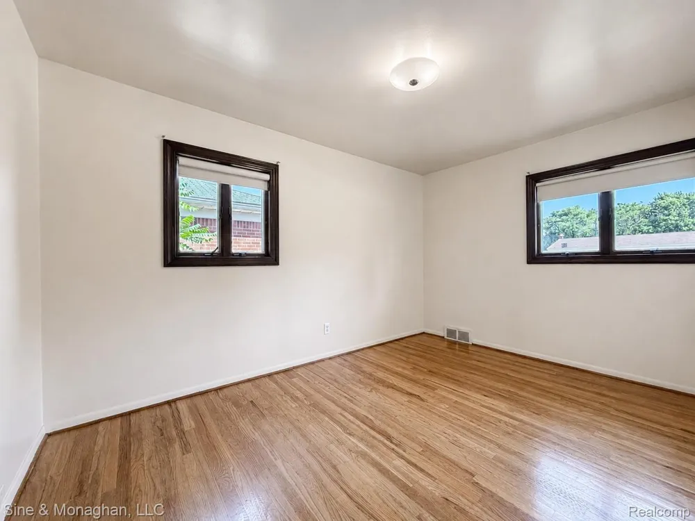 24805 Johnston Avenue Eastpointe City, MI 48021