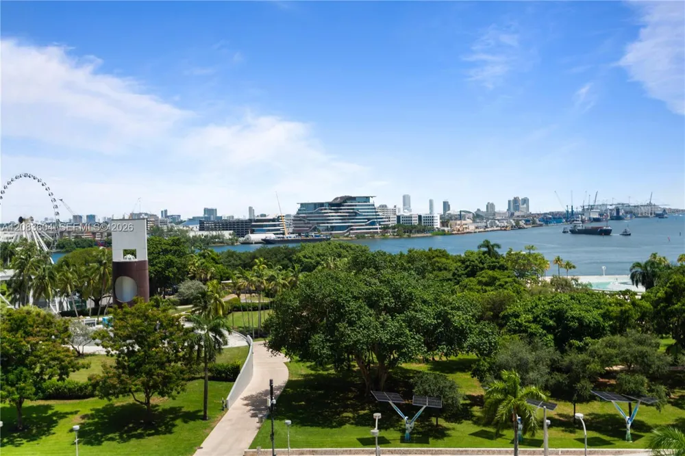 50 BISCAYNE BLVD #902 Miami, FL 33132