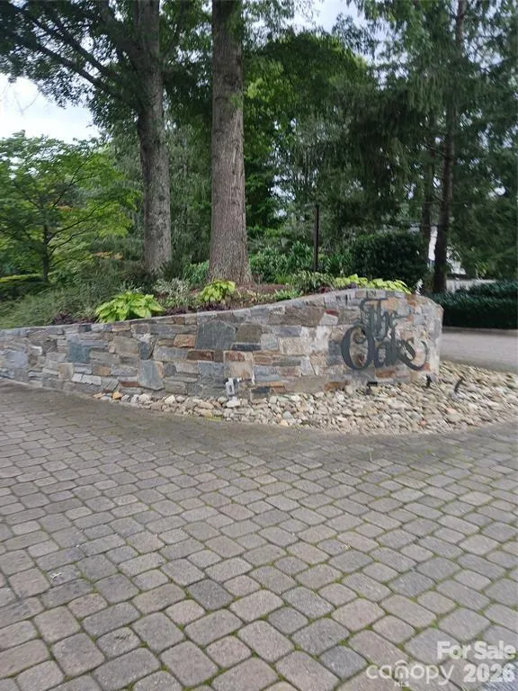 304 red oak Drive Hendersonville, NC 28791