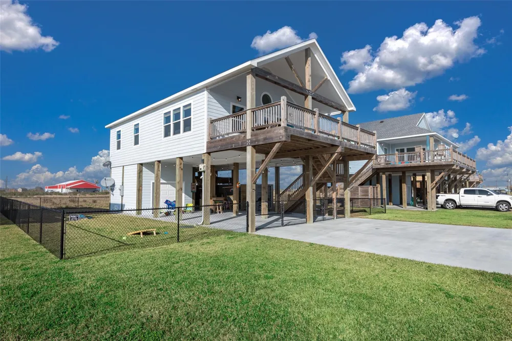 2285 E Lobster Street Crystal Beach, TX 77650