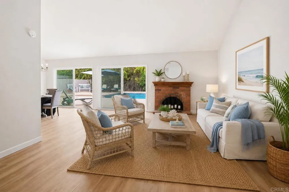 745 Blackhawk Cir Vista, CA 92081