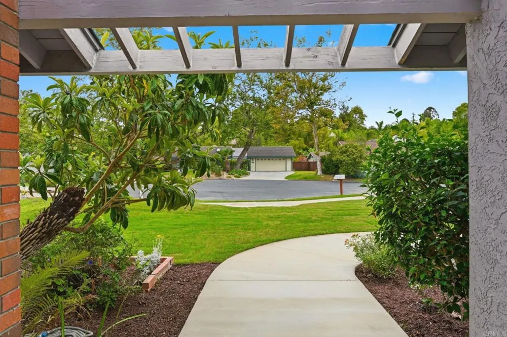 745 Blackhawk Cir Vista, CA 92081