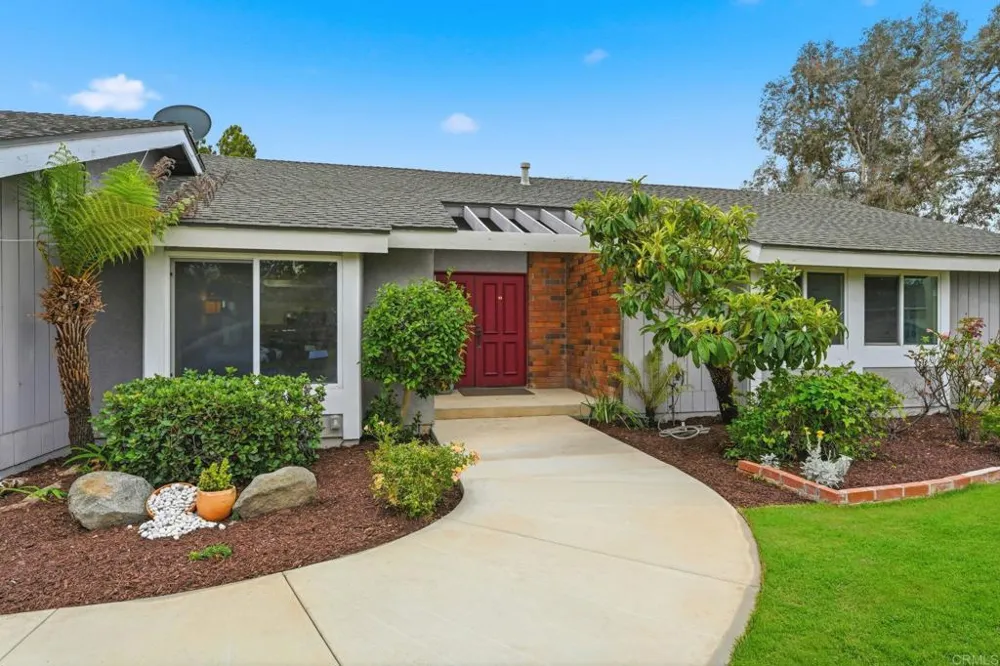 745 Blackhawk Cir Vista, CA 92081