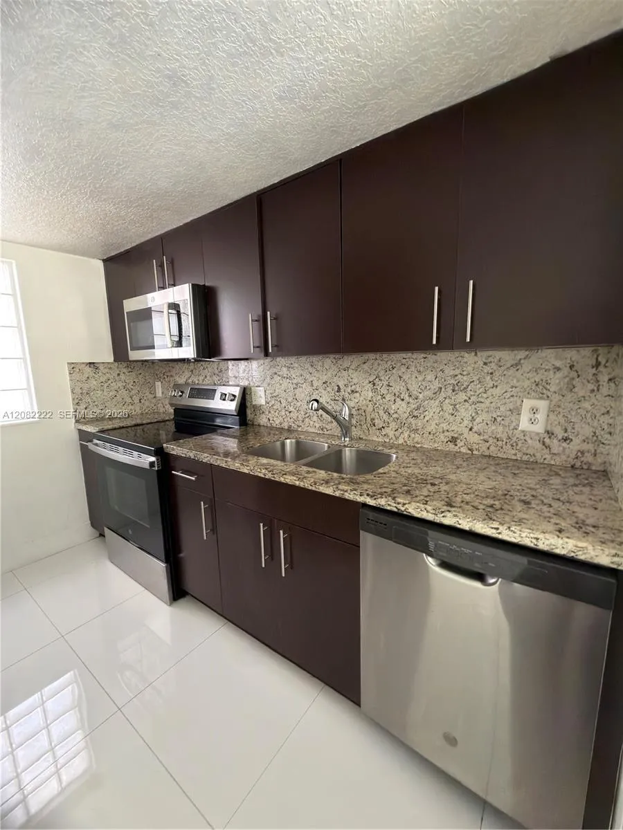 695 SW 11th St #204 Miami, FL 33129