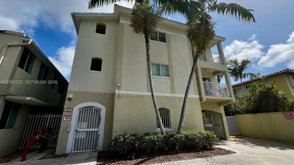 695 SW 11th St #204 Miami, FL 33129