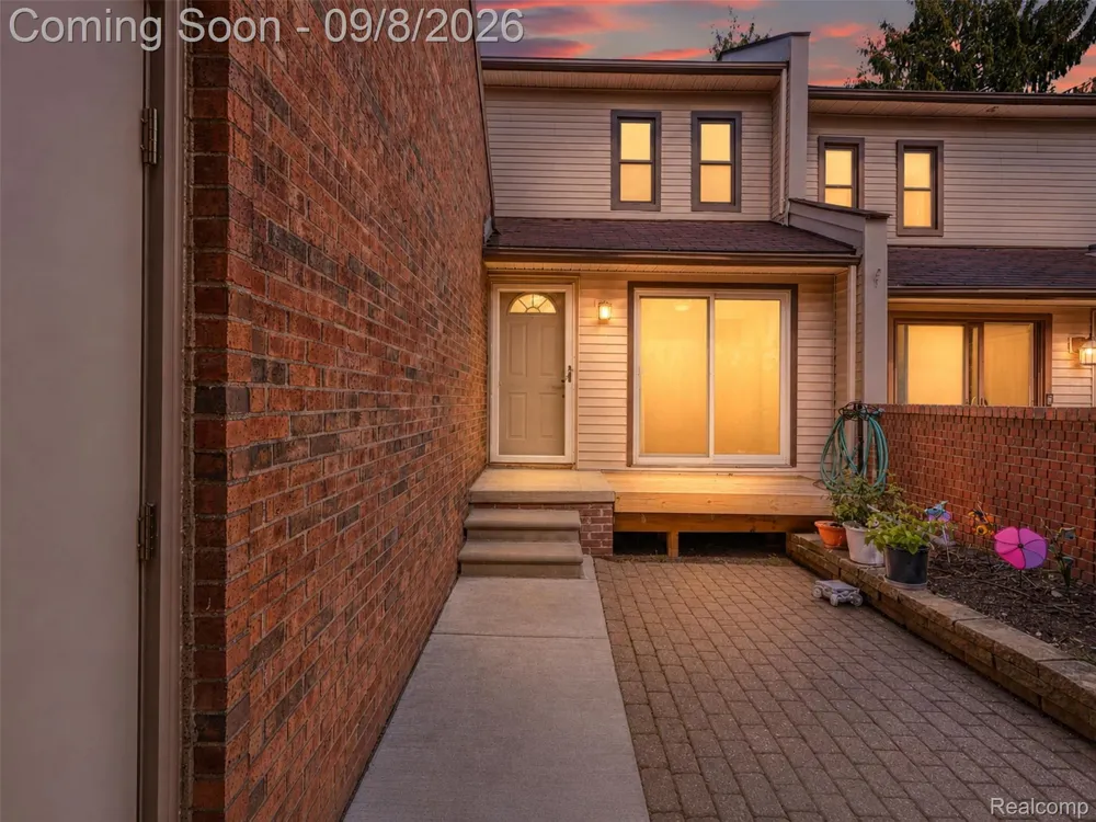 418 Willow Grove Lane Rochester Hills City, MI 48307