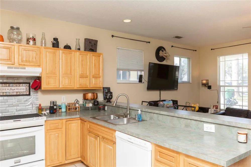 6212 MOOREFIELD LANE Zephyrhills, FL 33542