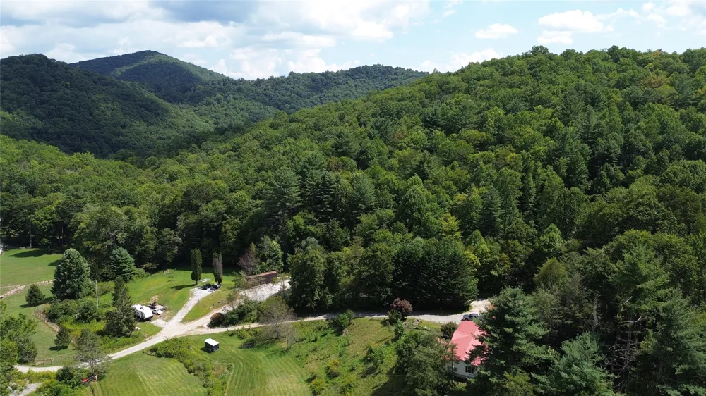 20 Triangle Road Tuckasegee, NC 28783