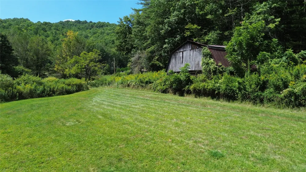 20 Triangle Road Tuckasegee, NC 28783