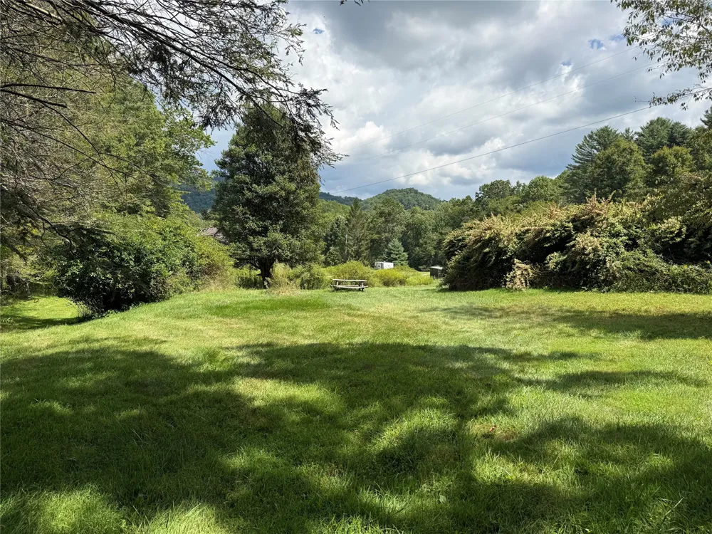 20 Triangle Road Tuckasegee, NC 28783