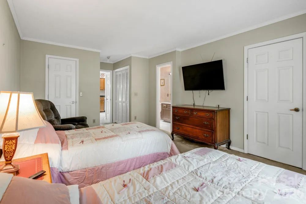 636 Goldview Drive Hendersonville, NC 28791