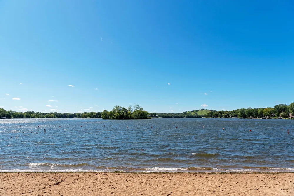 16015 Oak Shore Drive Lakeville, MN 55044