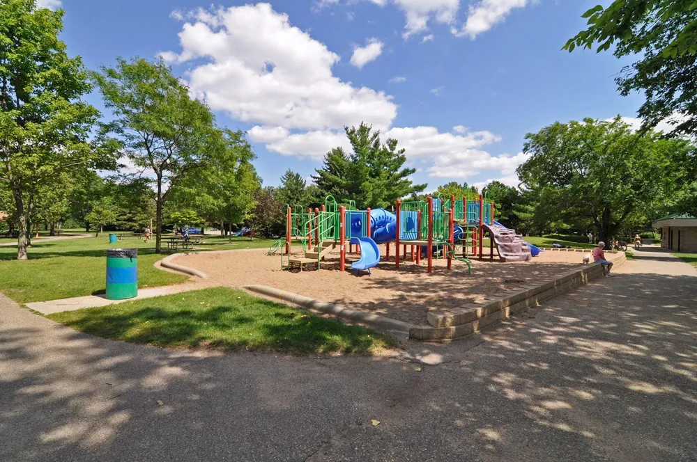 16015 Oak Shore Drive Lakeville, MN 55044