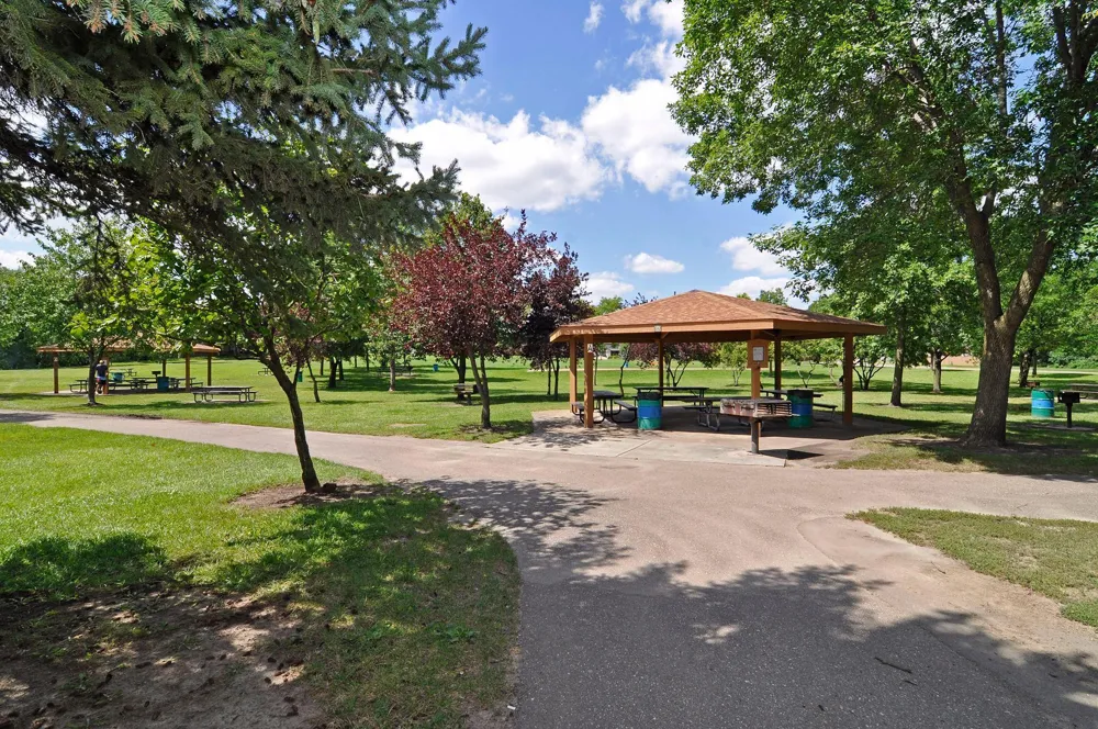 16015 Oak Shore Drive Lakeville, MN 55044