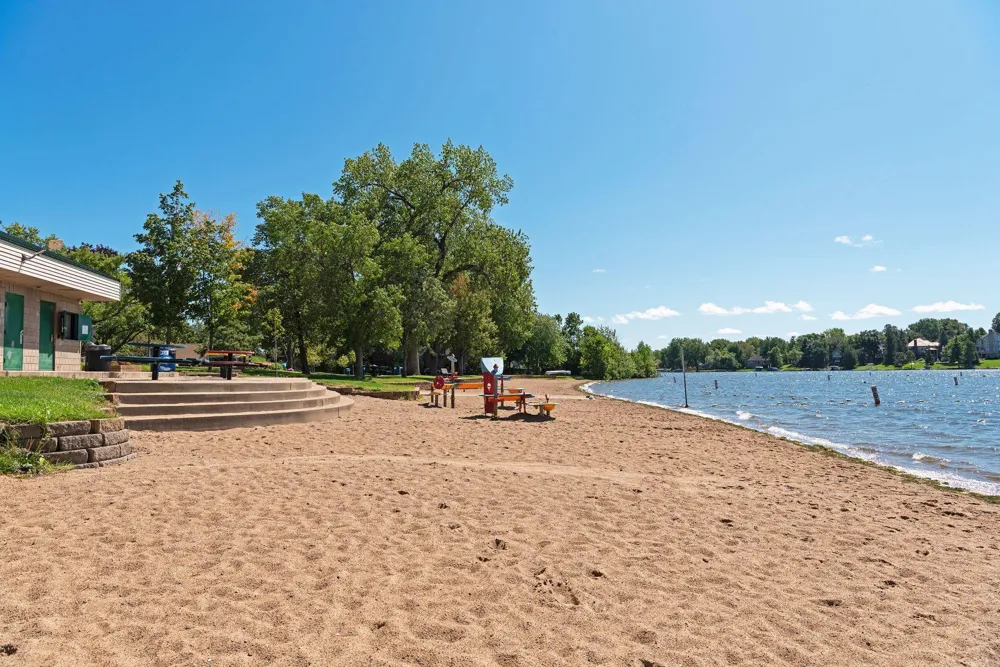 16015 Oak Shore Drive Lakeville, MN 55044