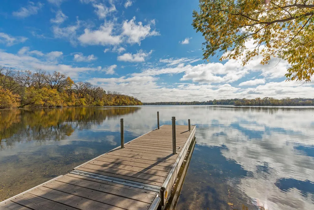 16015 Oak Shore Drive Lakeville, MN 55044