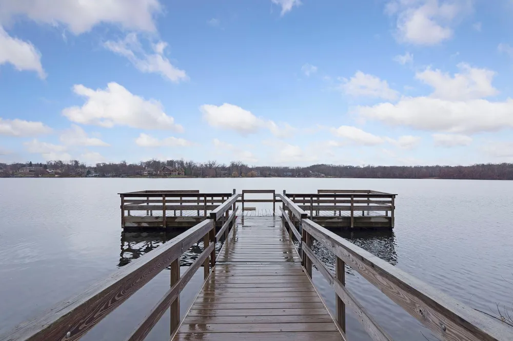 16015 Oak Shore Drive Lakeville, MN 55044