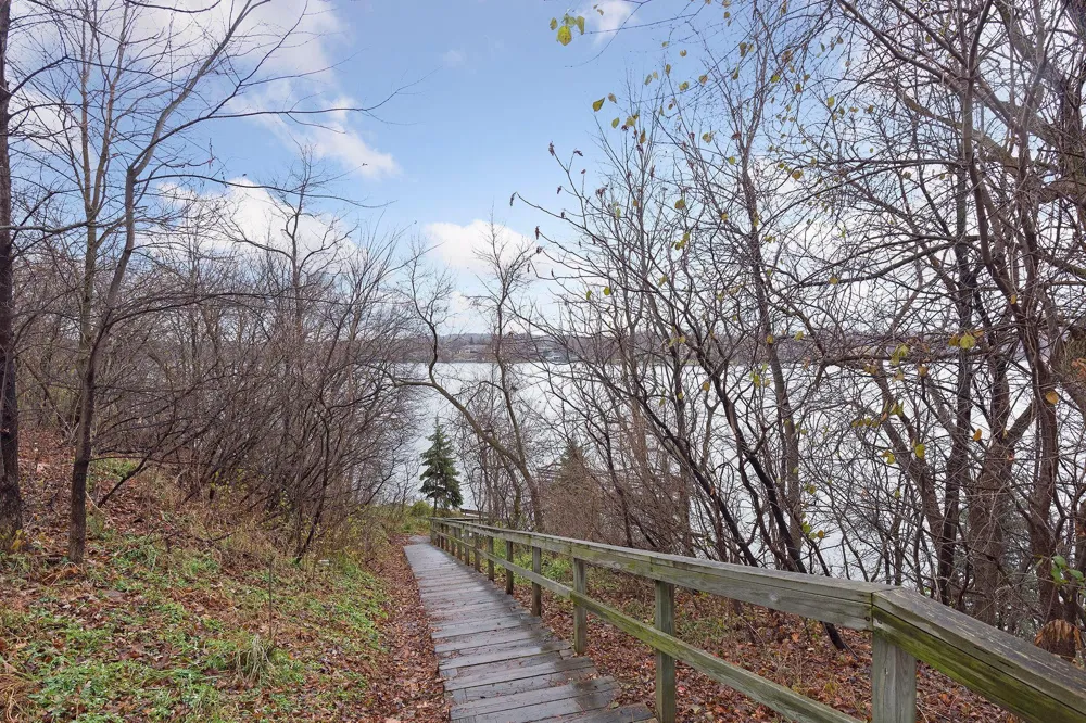 16015 Oak Shore Drive Lakeville, MN 55044