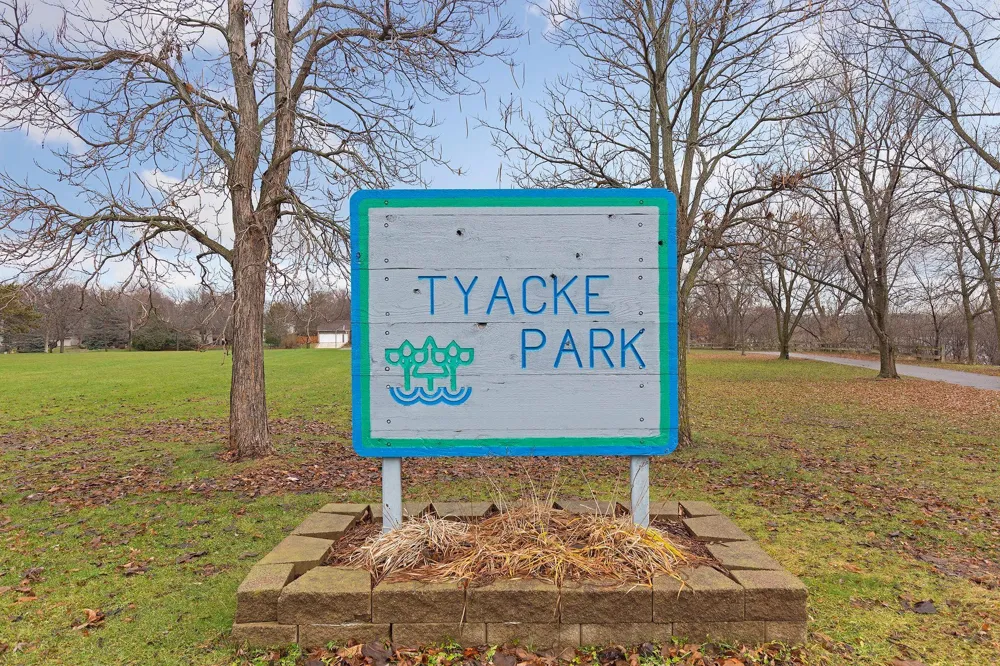 16015 Oak Shore Drive Lakeville, MN 55044