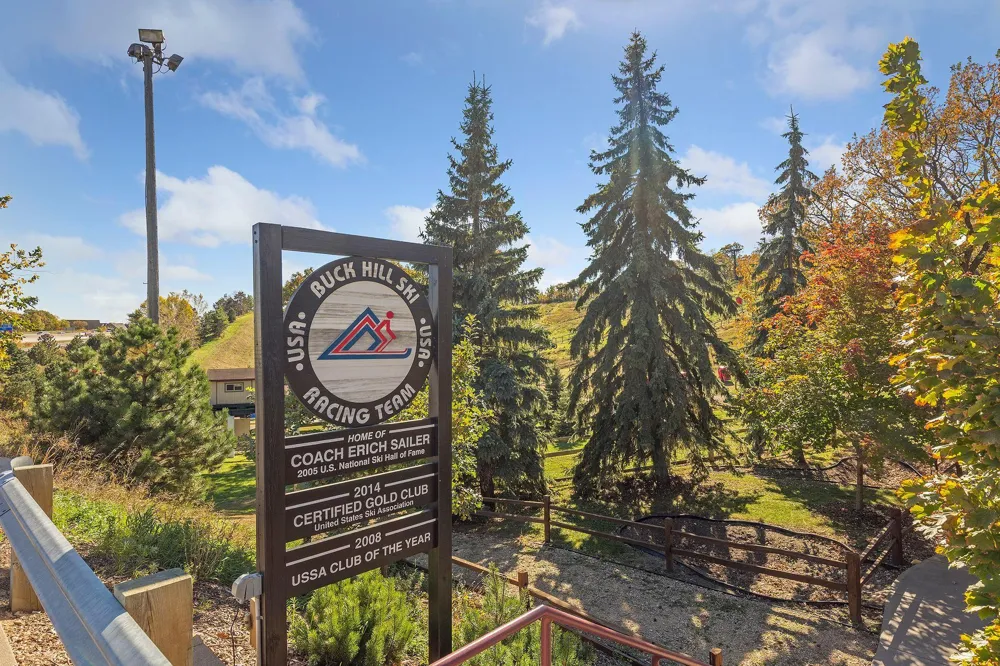 16015 Oak Shore Drive Lakeville, MN 55044