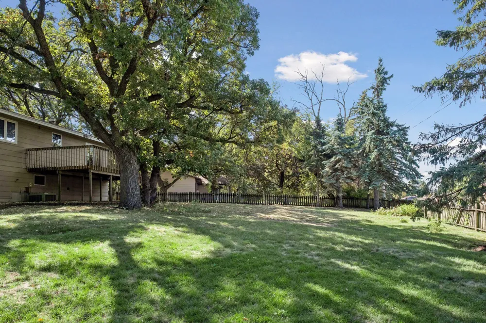 16015 Oak Shore Drive Lakeville, MN 55044