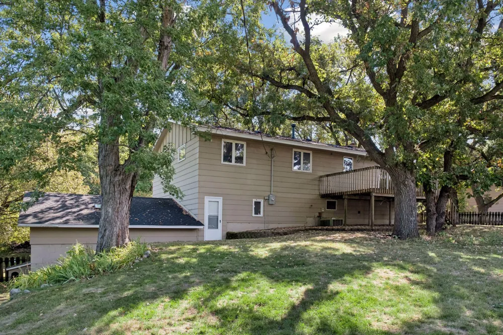 16015 Oak Shore Drive Lakeville, MN 55044