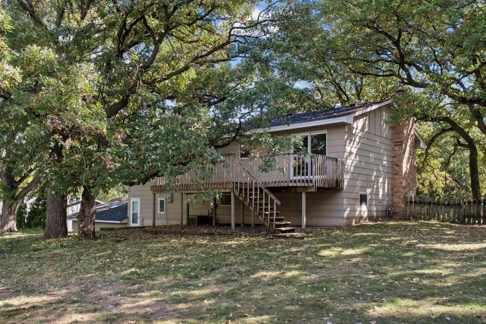 16015 Oak Shore Drive Lakeville, MN 55044