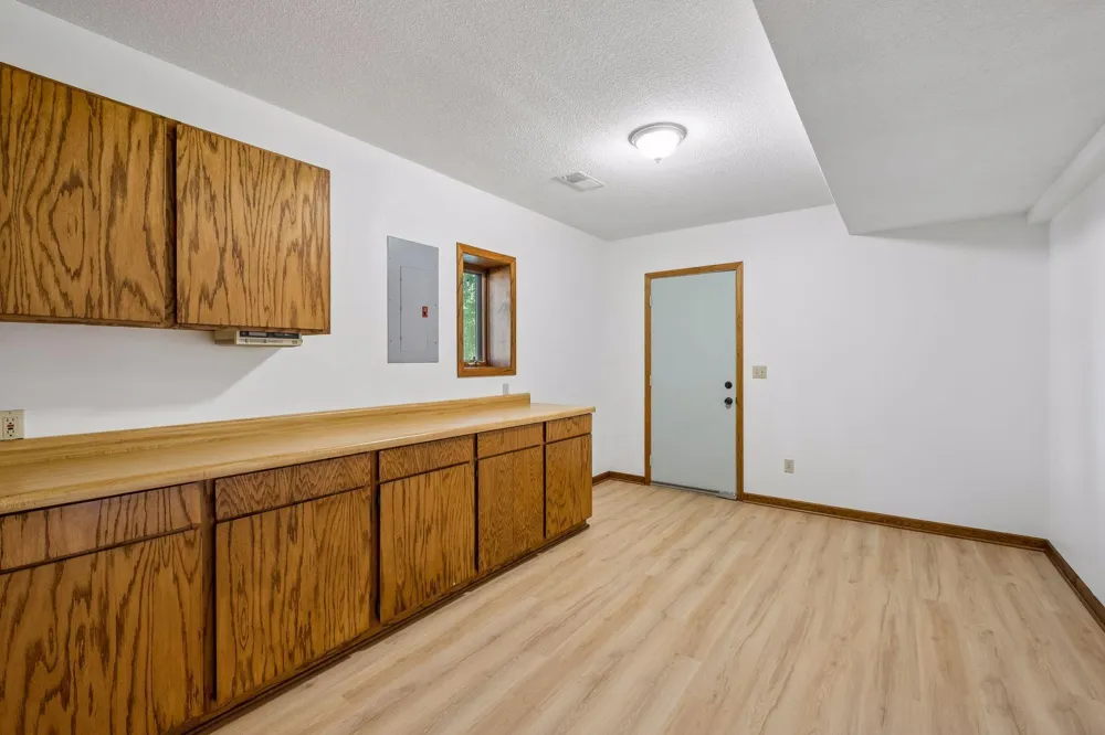 16015 Oak Shore Drive Lakeville, MN 55044