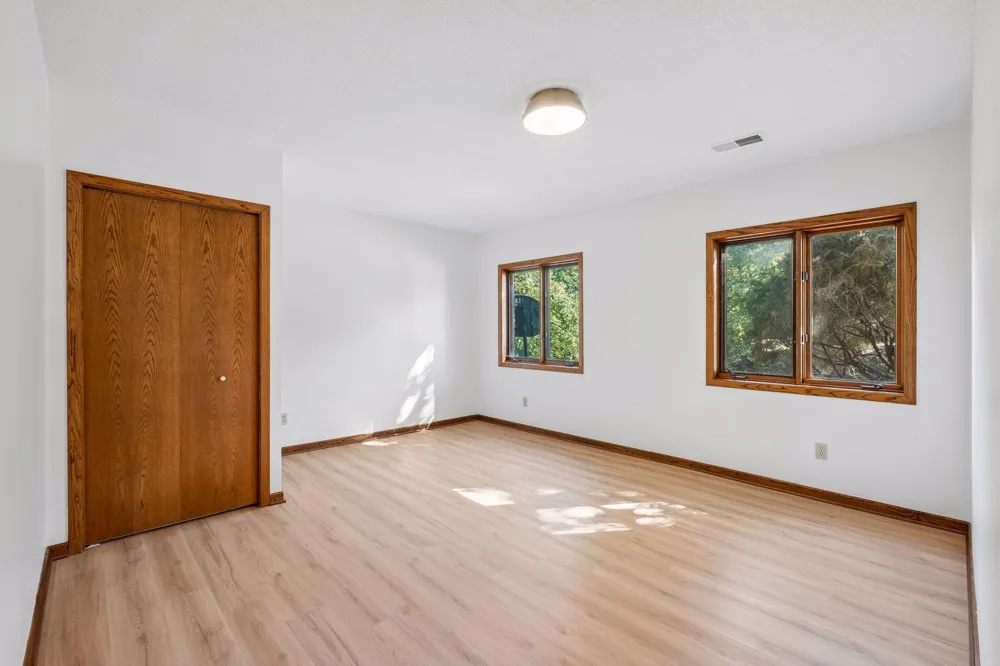 16015 Oak Shore Drive Lakeville, MN 55044