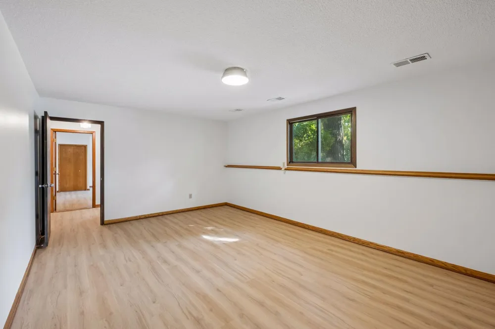 16015 Oak Shore Drive Lakeville, MN 55044
