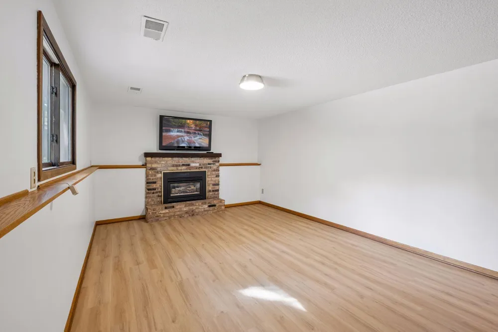 16015 Oak Shore Drive Lakeville, MN 55044