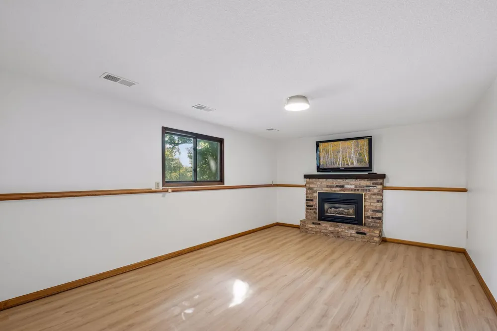16015 Oak Shore Drive Lakeville, MN 55044