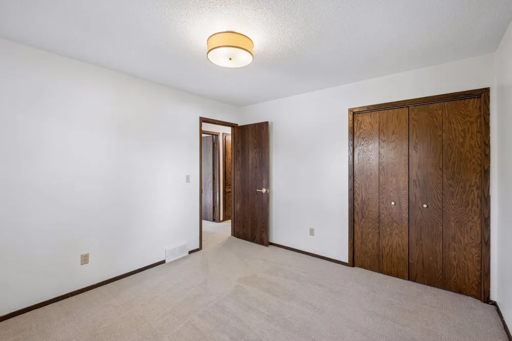 16015 Oak Shore Drive Lakeville, MN 55044