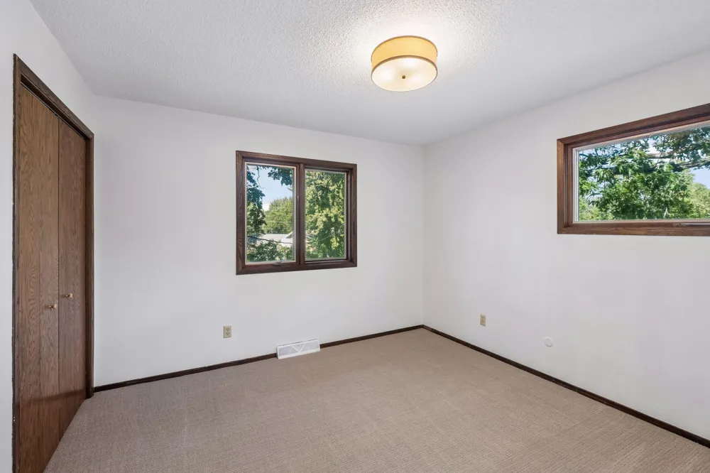 16015 Oak Shore Drive Lakeville, MN 55044