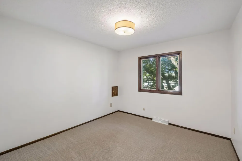 16015 Oak Shore Drive Lakeville, MN 55044