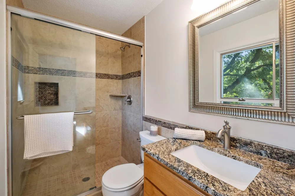 16015 Oak Shore Drive Lakeville, MN 55044