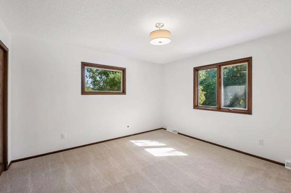 16015 Oak Shore Drive Lakeville, MN 55044