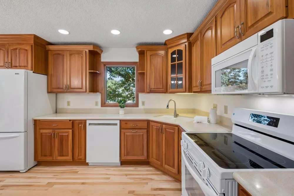 16015 Oak Shore Drive Lakeville, MN 55044