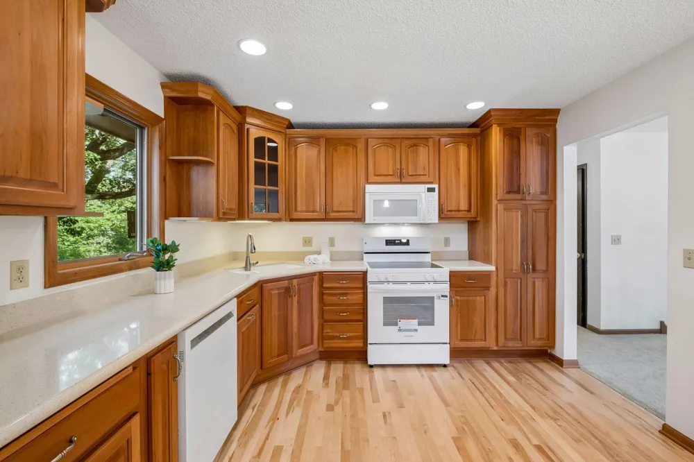 16015 Oak Shore Drive Lakeville, MN 55044