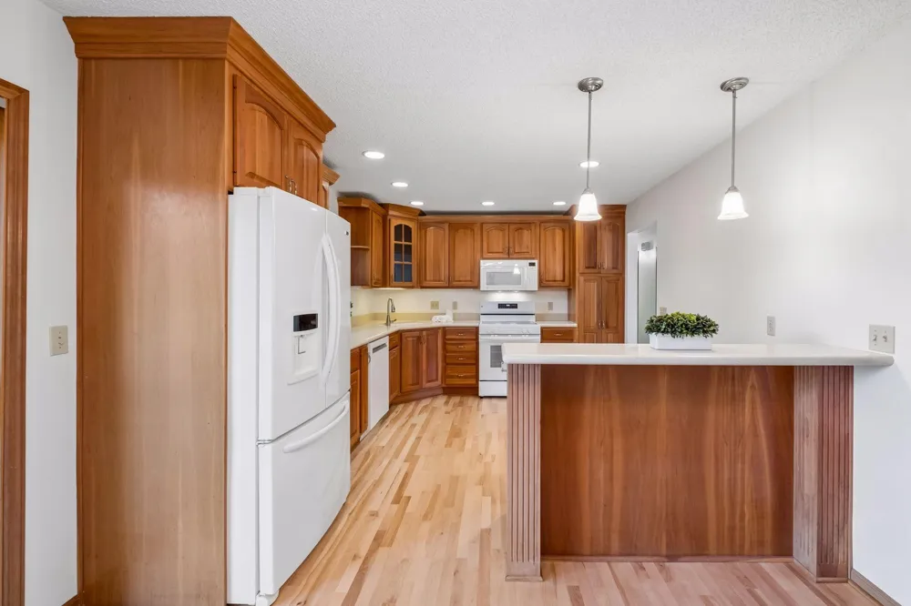 16015 Oak Shore Drive Lakeville, MN 55044