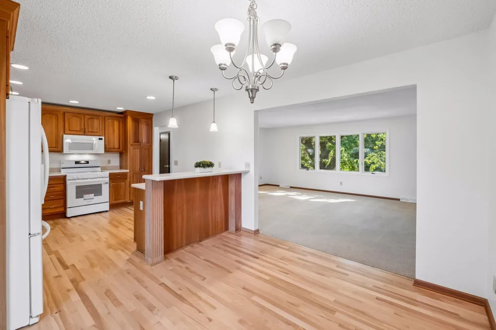 16015 Oak Shore Drive Lakeville, MN 55044
