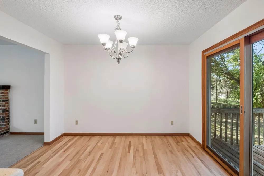 16015 Oak Shore Drive Lakeville, MN 55044