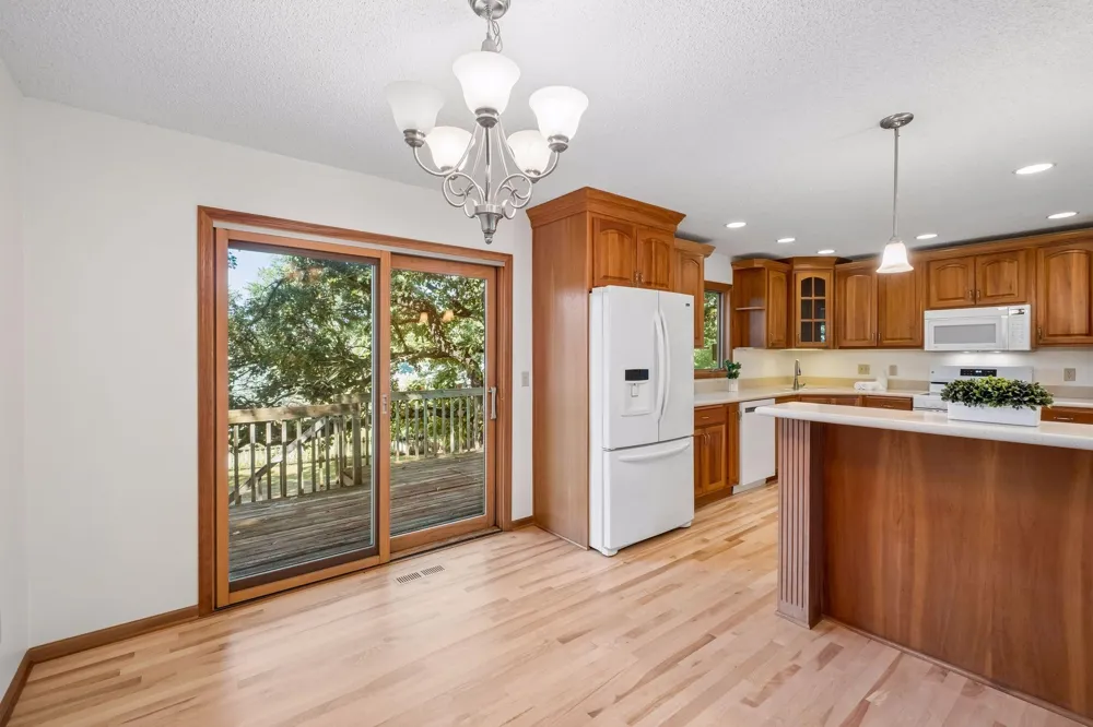 16015 Oak Shore Drive Lakeville, MN 55044