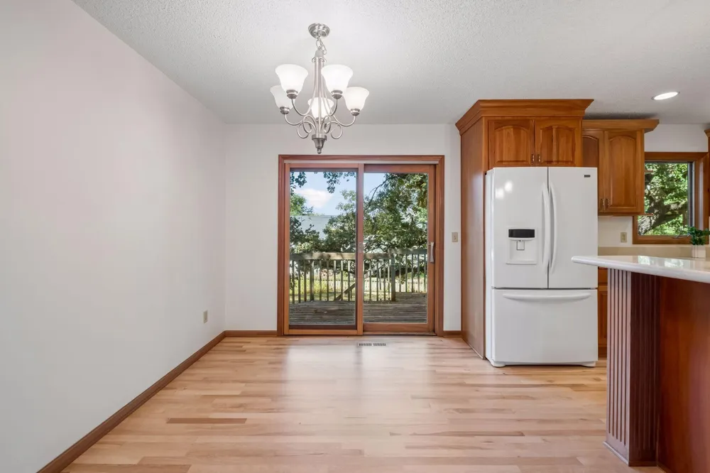 16015 Oak Shore Drive Lakeville, MN 55044