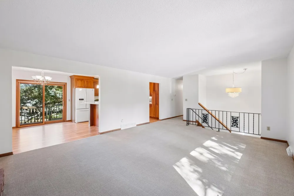 16015 Oak Shore Drive Lakeville, MN 55044
