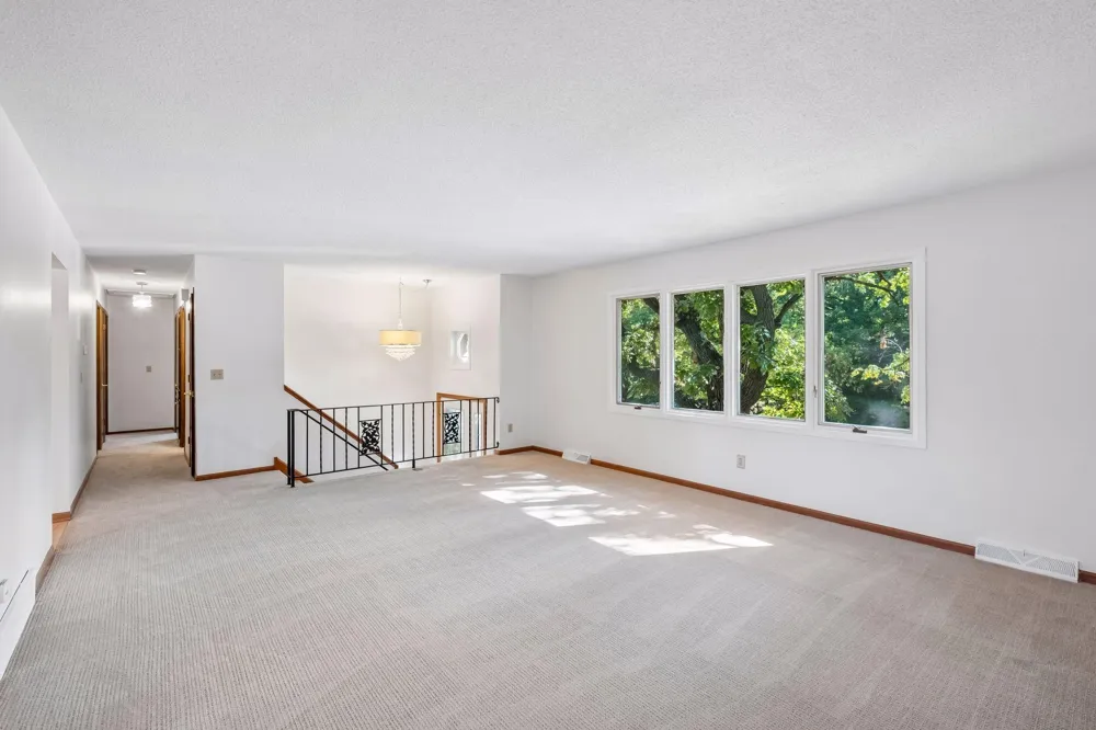 16015 Oak Shore Drive Lakeville, MN 55044