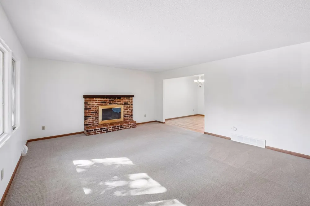 16015 Oak Shore Drive Lakeville, MN 55044