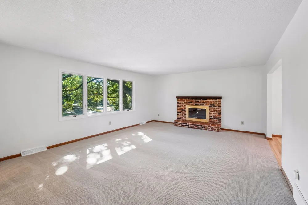 16015 Oak Shore Drive Lakeville, MN 55044