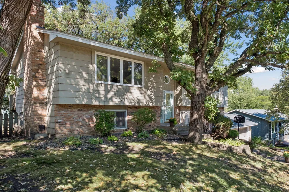 16015 Oak Shore Drive Lakeville, MN 55044
