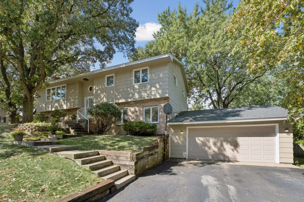 16015 Oak Shore Drive Lakeville, MN 55044
